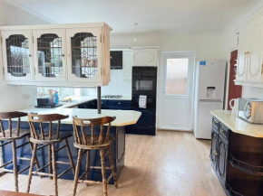 Charming Luton Home for Families & Business Stays